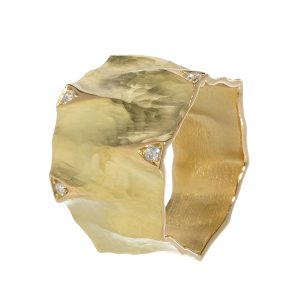 Sortija en oro amarillo martelé con 5 diamantes.
Collection Dune VENDORAFA LOMBARDI.