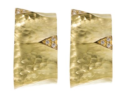 Pair of hammered 18k yellow gold earrings with small diamonds.
Collection Dune VENDORAFA LOMBARDI.