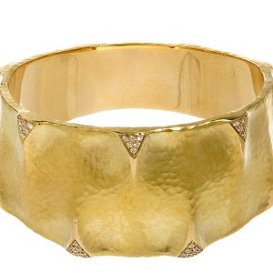 Wide hammered 18k yellow gold bracelet with small diamonds.
Tongue closure. VENDORAFA LOMBARDI. Dune Collection.