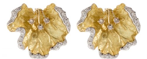 Pair of earrings with a floral motif in 18k yellow gold "martelé" with diamonds.
Toothpick and omega closure.