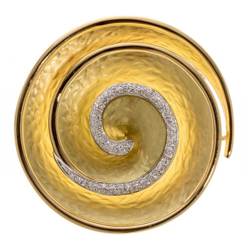 Broche colgante en oro amarillo texturado de 18K en forma de espiral con diamantes talla brillante. VENDORAFA LOMBARDI