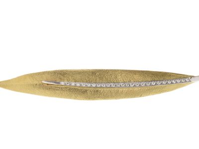 Brooch in textured 18K yellow gold leaf plant motif.
With 26 diamonds of 0.01cts.