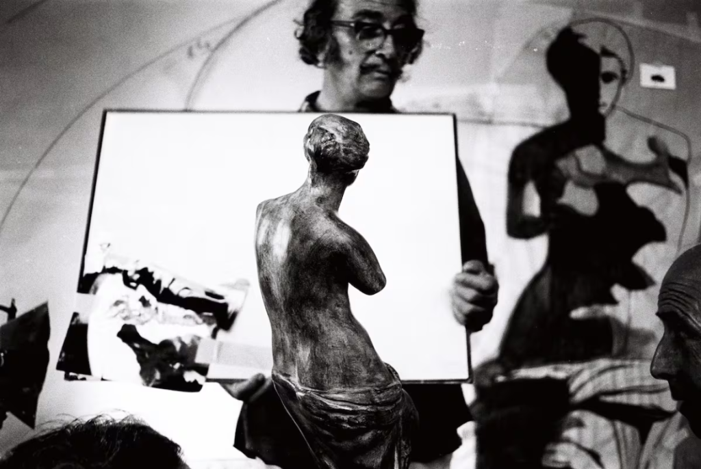 Salvador Dalí en su estudio, genio del surrealismo.